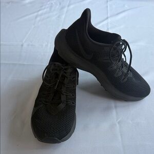 Nike women’s Black quest sneakers